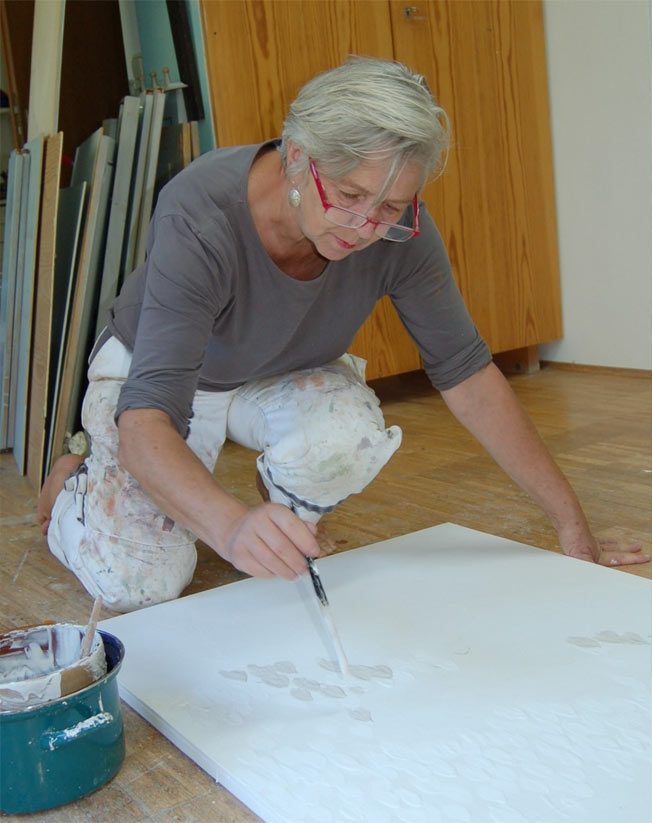 Maria Spadt in ihrem Atelier beim Auftragen einer Farbschicht
